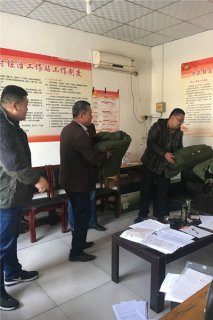 武强县气象局慰问驻东郭庄村帮扶工作队...