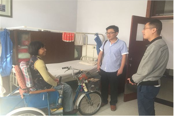 唐山局青年志愿者中秋慰问地震截瘫老人...